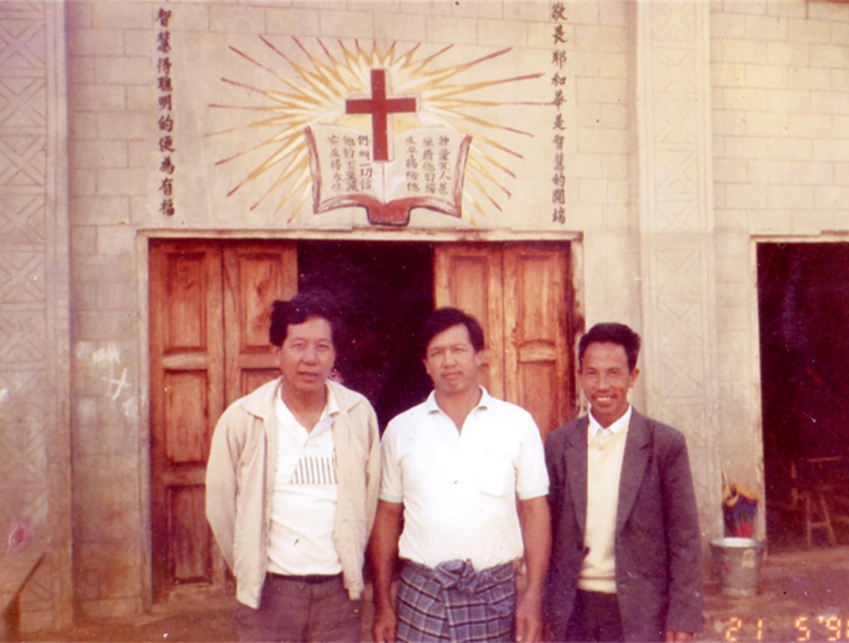 1990 年，王兴苍牧师与邹德相执事、赵其金执事在礼拜堂门前合影